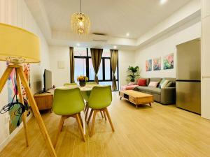 a living room with a table and two green chairs at LOFT 2 - Space & Conform Close To Center in Valencia