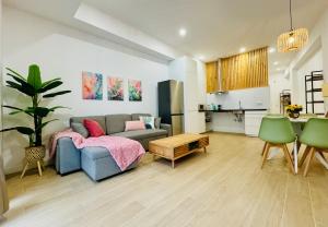 a living room with a couch and a table at LOFT 2 - Space & Conform Close To Center in Valencia