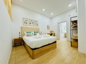 a bedroom with a large bed in a room at LOFT 2 - Space & Conform Close To Center in Valencia