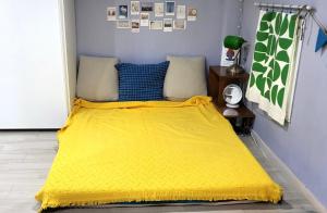 Postel nebo postele na pokoji v ubytování Casa Blue"머무는 여행자를 위한 밤의 감성 공간 in 경주" 황리단길5분,도보여행,독채,호스트 정보 확인 필수