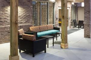 a group of chairs and tables in a lobby at Courtyard by Marriott Fort Worth Historic Stockyards in Fort Worth +32 photos