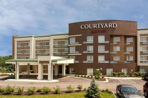 een weergave van een binnenplaats Marriott hotel bij Courtyard by Marriott Bridgeport Clarksburg in Bridgeport