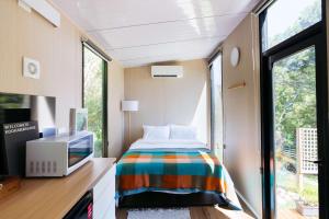 Postel nebo postele na pokoji v ubytování Tiny Home in Warburton Victoria by Tiny Away