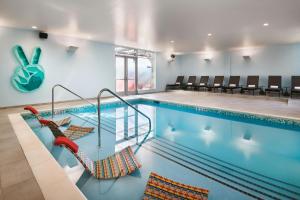 サンディスプリングスにあるAloft Atlanta Perimeter Centerのスイミングプール(椅子付)