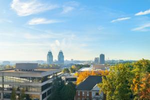 サンディスプリングスにあるAloft Atlanta Perimeter Centerの高層ビルが立ち並ぶ街の景色