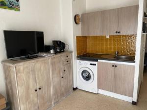 Kuchyň nebo kuchyňský kout v ubytování F1 Confortable avec Loggia à Balaruc-les-Bains - FR-1-680-44