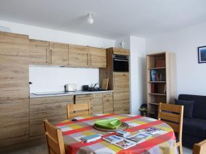 O bucătărie sau chicinetă la Appartement 2 à 4 personnes, proche du Golfe du Morbihan - FR-1-639-131