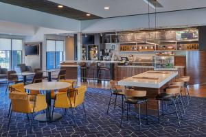 Ο χώρος του lounge ή του μπαρ στο Courtyard Chicago Highland Park/Northbrook