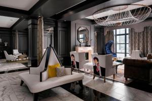 查塔努加The Edwin Hotel, Autograph Collection的摆满家具和吊灯的客厅