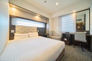 Postel nebo postele na pokoji v ubytování Via Inn Umeda