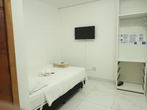 Televízia a/alebo spoločenská miestnosť v ubytovaní Pousada automática sem recepção 2