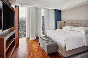 Cama ou camas em um quarto em JW Marriott Hotel Frankfurt