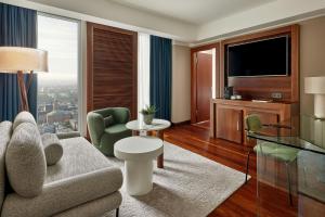 Uma TV ou centro de entretenimento em JW Marriott Hotel Frankfurt