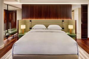 Cama ou camas em um quarto em JW Marriott Hotel Frankfurt
