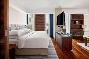 Cama ou camas em um quarto em JW Marriott Hotel Frankfurt