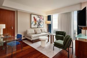 Uma TV ou centro de entretenimento em JW Marriott Hotel Frankfurt