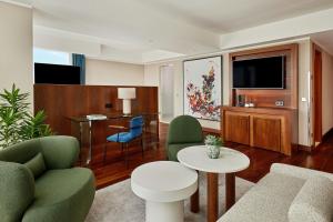 Uma TV ou centro de entretenimento em JW Marriott Hotel Frankfurt