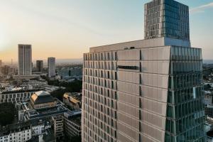 un edificio de oficinas alto con vistas a la ciudad en JW Marriott Hotel Frankfurt, en Frankfurt