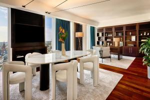 Uma área de estar em JW Marriott Hotel Frankfurt
