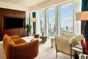 Uma TV ou centro de entretenimento em JW Marriott Hotel Frankfurt