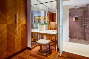 Um banheiro em JW Marriott Hotel Frankfurt