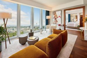 Uma área de estar em JW Marriott Hotel Frankfurt