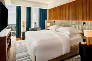 Cama ou camas em um quarto em JW Marriott Hotel Frankfurt