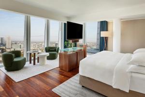 Cama ou camas em um quarto em JW Marriott Hotel Frankfurt