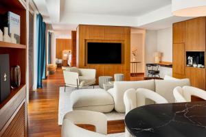 Uma TV ou centro de entretenimento em JW Marriott Hotel Frankfurt