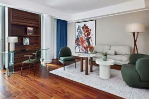 Uma área de estar em JW Marriott Hotel Frankfurt