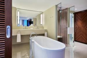 Um banheiro em JW Marriott Hotel Frankfurt