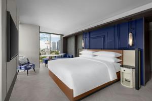 Postel nebo postele na pokoji v ubytování Madi Paidi Bangkok, Autograph Collection