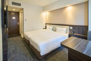 Postel nebo postele na pokoji v ubytování Via Inn Umeda