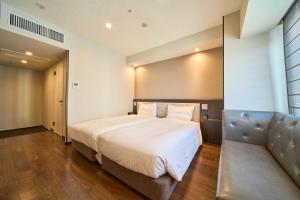 Postel nebo postele na pokoji v ubytování Via Inn Umeda