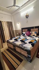Ένα ή περισσότερα κρεβάτια σε δωμάτιο στο Ganga Bliss Home