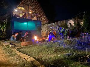 Time Travellers Hostel外面的花园
