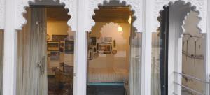 un reflejo de un dormitorio en una ventana en Paddy's Loft The Lake view hostel, en Udaipur 97 fotos más