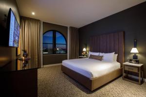 a bedroom with a large bed and a large window at Hotel Vin, Grapevine, Autograph Collection in Grapevine +77 photos