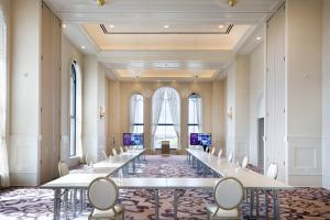 a long conference room with tables and chairs at Hotel Vin, Grapevine, Autograph Collection in Grapevine