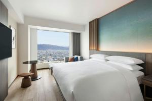 Postel nebo postele na pokoji v ubytování Courtyard by Marriott Fukui + 37 fotografií