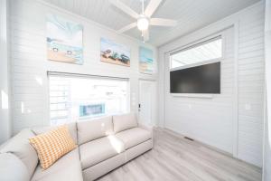 Televiisor ja/või meelelahutuskeskus majutusasutuses 5 O'Clock Somewhere, Roadrunner Bungalow