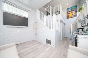 Köök või kööginurk majutusasutuses 5 O'Clock Somewhere, Roadrunner Bungalow +13 fotot