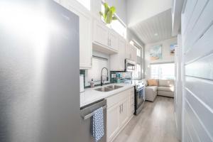 Köök või kööginurk majutusasutuses 5 O'Clock Somewhere, Roadrunner Bungalow