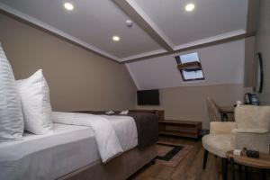 TV a/nebo společenská místnost v ubytování Grand CLOVER Hotel