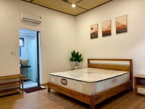 富国Royal villa的房间里有一张床的卧室