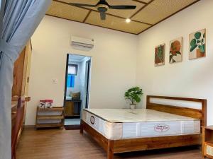 富国Royal villa的一间卧室，里面有一张床和一个吊扇 更多1张照片