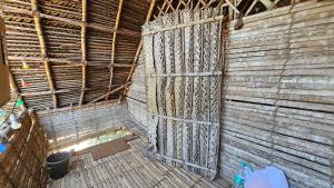黎明之村Time Travellers Hostel的木墙的顶部景色,设有窗户