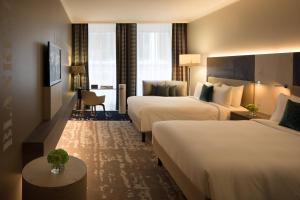 Postel nebo postele na pokoji v ubytování Renaissance Hamburg Hotel + 37 fotografií