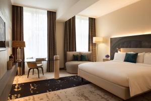 Postel nebo postele na pokoji v ubytování Renaissance Hamburg Hotel