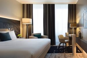 Postel nebo postele na pokoji v ubytování Renaissance Hamburg Hotel